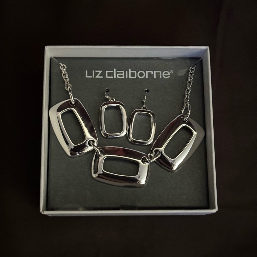Women’s necklace and earring set